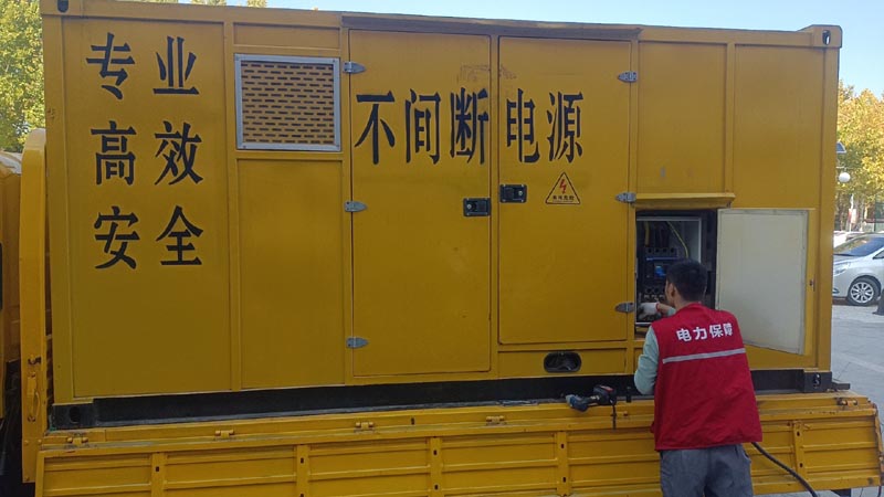 南澳柴油发电机组和UPS电源配合使用时，如何避免切换过程中的电力中断？